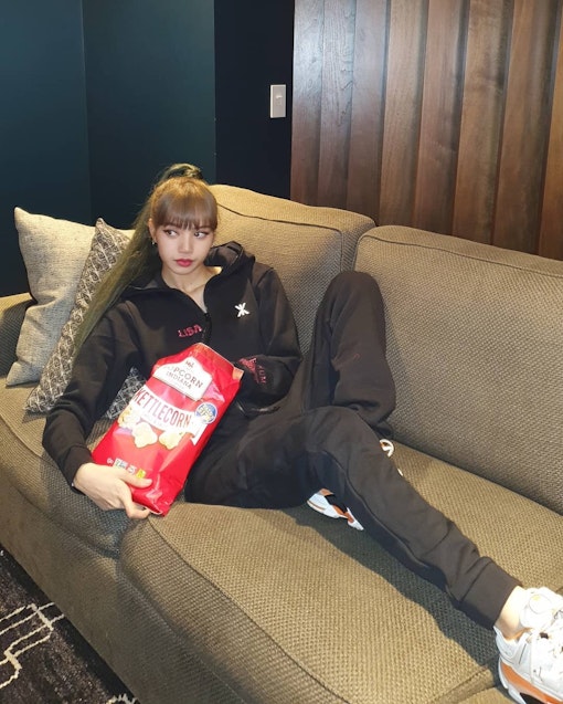 Onepiece Blog Check Our Latest News Blackpink Lisa Gets Cozy In Onepiece