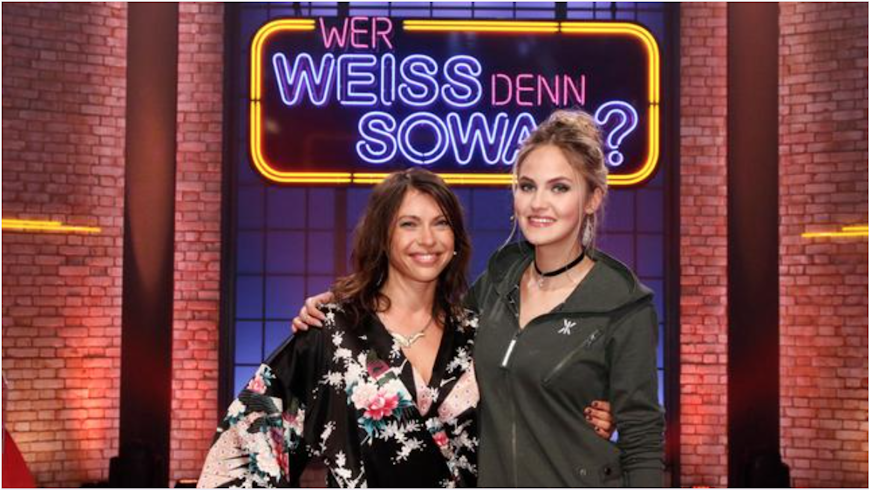 Elena Carrière bei "Wer Weiss Denn Sowas?" im Onepiece Air Jumpsuit